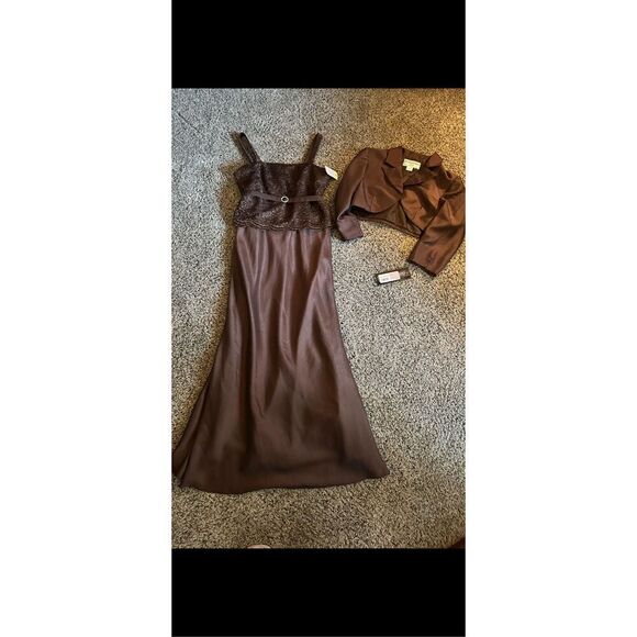 Jessica Howard from Dillards two piece gown size 4 petite. With matching jacket - Picture 14 of 16